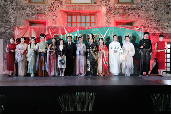 墨西哥华人妇女联合总会木兰艺术团的中国古代服装表演。主办方供图 墨西哥华人妇女联合总会木兰艺术团的中国古代服装表演。主办方供图