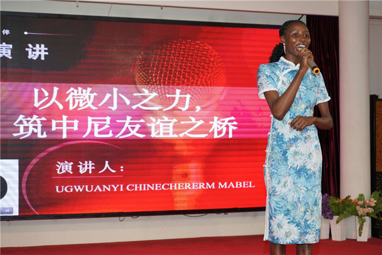 选手张佳宁演讲中。尼日利亚中国文化中心供图 选手张佳宁演讲中。尼日利亚中国文化中心供图