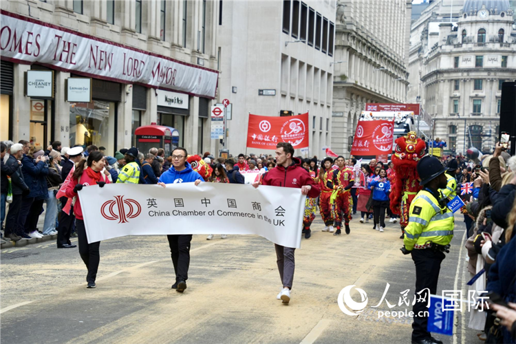 伦敦金融城市长就职巡游 英国中国商会游行队伍 吴若鸣摄 伦敦金融城市长就职巡游 英国中国商会游行队伍 吴若鸣摄
