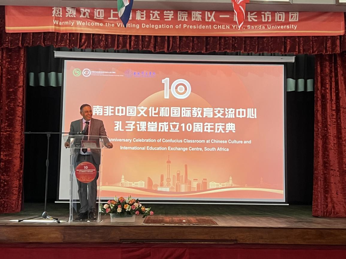 豪登省教育厅副厅长艾伯特·查尼(Albert Chanee)致辞。孔子课堂供图 豪登省教育厅副厅长艾伯特·查尼(Albert Chanee)致辞。孔子课堂供图