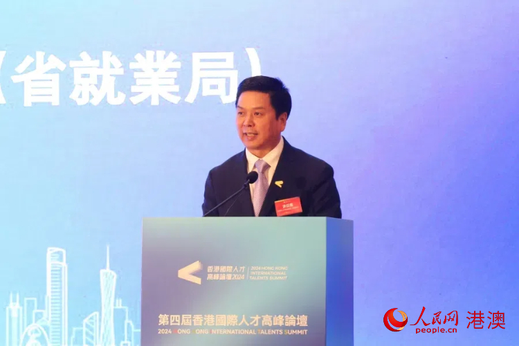 海南省人力资源开发局党组成员、副局长洪日南致辞。人民网 陈晓琳摄