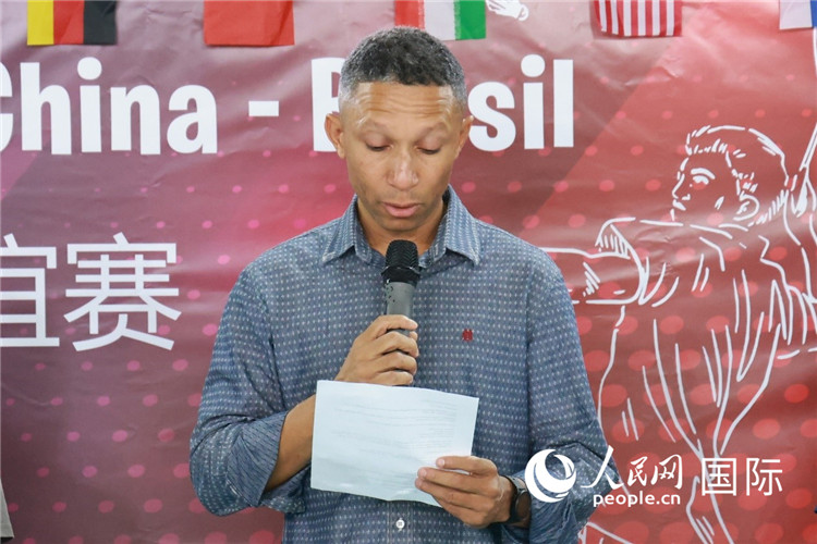 巴西羽毛球文化协会主席亚历山大·奥利维拉在决赛开幕式致辞。人民网记者 陈海琪摄 巴西羽毛球文化协会主席亚历山大·奥利维拉在决赛开幕式致辞。人民网记者 陈海琪摄