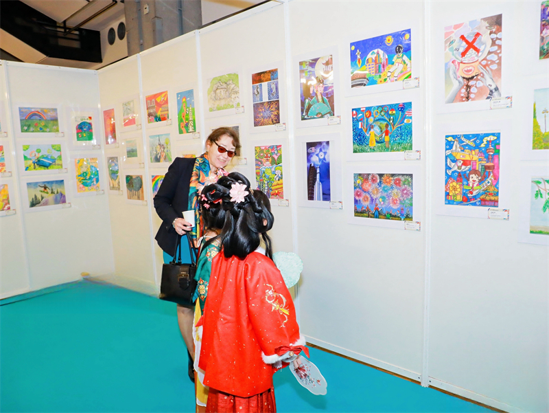 “未来世界”国际青少年绘画作品展一角(主办方供图) “未来世界”国际青少年绘画作品展一角(主办方供图)