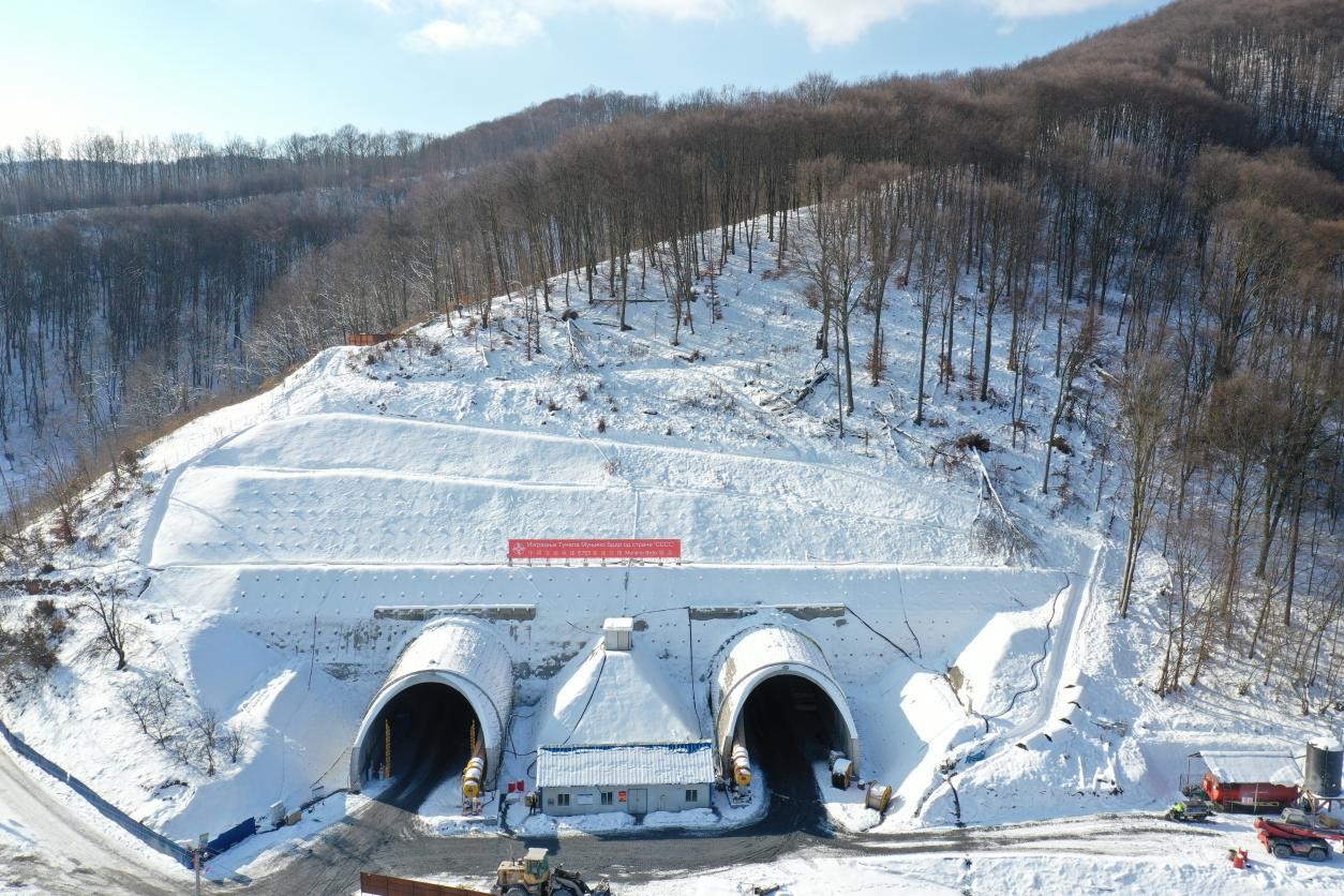 白雪皑皑下,塞尔维亚E763高速公路普瑞利纳—波热加段项目的隧道施工稳步推进。中交二公局供图 白雪皑皑下,塞尔维亚E763高速公路普瑞利纳—波热加段项目的隧道施工稳步推进。中交二公局供图