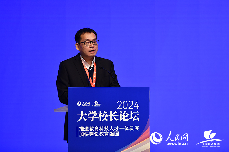 山东财经大学党委副书记、校长洪俊杰出席论坛并发表主旨演讲。人民网记者 任峰涛摄 山东财经大学党委副书记、校长洪俊杰出席论坛并发表主旨演讲。人民网记者 任峰涛摄