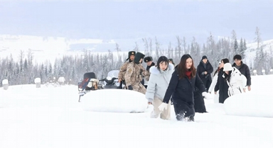 白哈巴戍边官兵与南开师生共走巡逻路