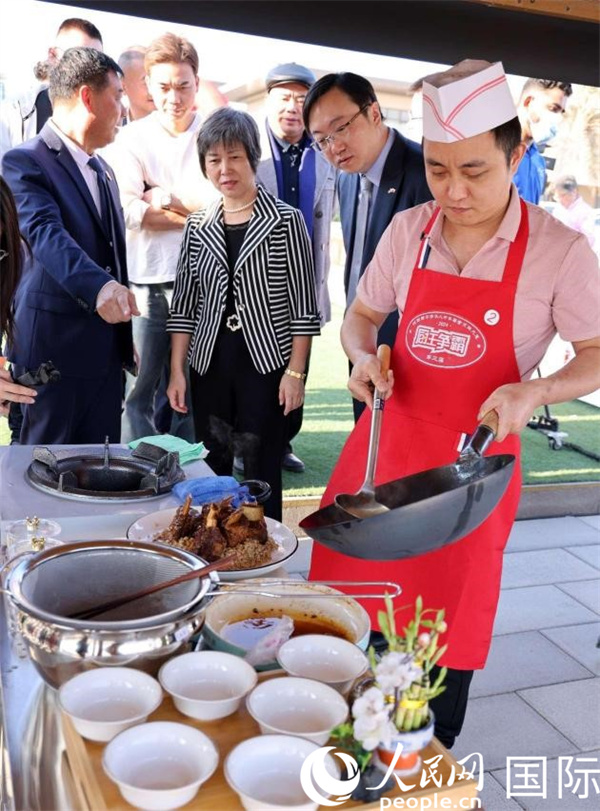 嘉宾现场观摩。人民网记者管克江摄 嘉宾现场观摩。人民网记者管克江摄