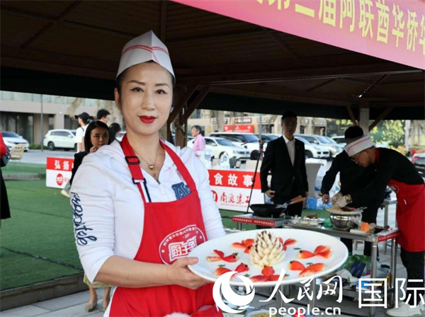 一名参赛选手展示冷盘“荷塘月色”。人民网记者 管克江摄 一名参赛选手展示冷盘“荷塘月色”。人民网记者 管克江摄