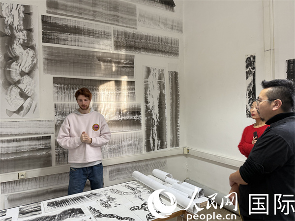 张文海为学生点评作品。人民网记者 牛瑞飞摄 张文海为学生点评作品。人民网记者 牛瑞飞摄