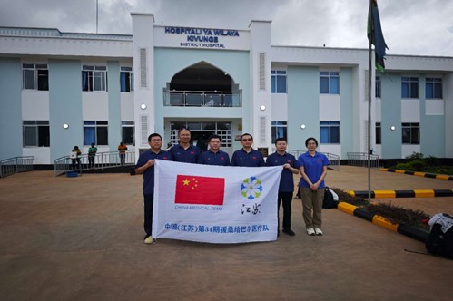 中国援桑给巴尔医疗队在基文吉区医院开展相关活动。中国援桑医疗队供图 中国援桑给巴尔医疗队在基文吉区医院开展相关活动。中国援桑医疗队供图