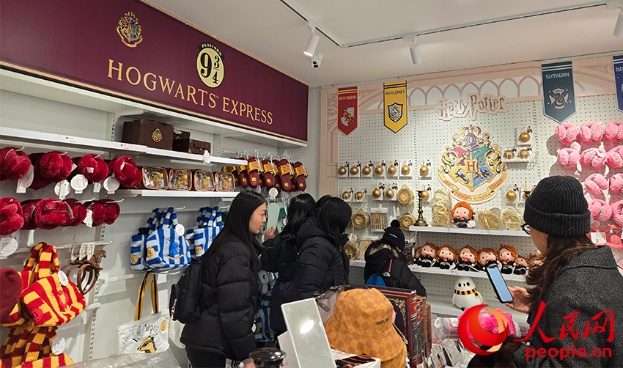 韩国消费者在名创优品大学路店选购哈利波特联名款商品。人民网 李帆摄 韩国消费者在名创优品大学路店选购哈利波特联名款商品。人民网 李帆摄