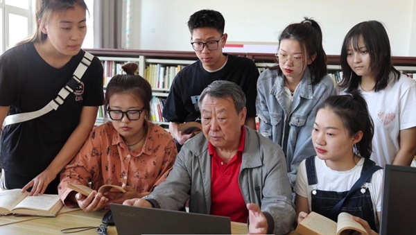 2023年6月,赵铁锁在对喀什大学学生进行课业指导。 2023年6月,赵铁锁在对喀什大学学生进行课业指导。
