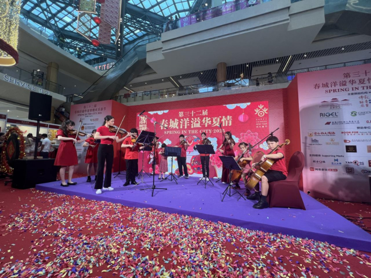 来自中国和新加坡的艺术团体联袂表演了歌舞、器乐、武术、杂技等多种形式的文艺节目。活动主办方供图 来自中国和新加坡的艺术团体联袂表演了歌舞、器乐、武术、杂技等多种形式的文艺节目。活动主办方供图