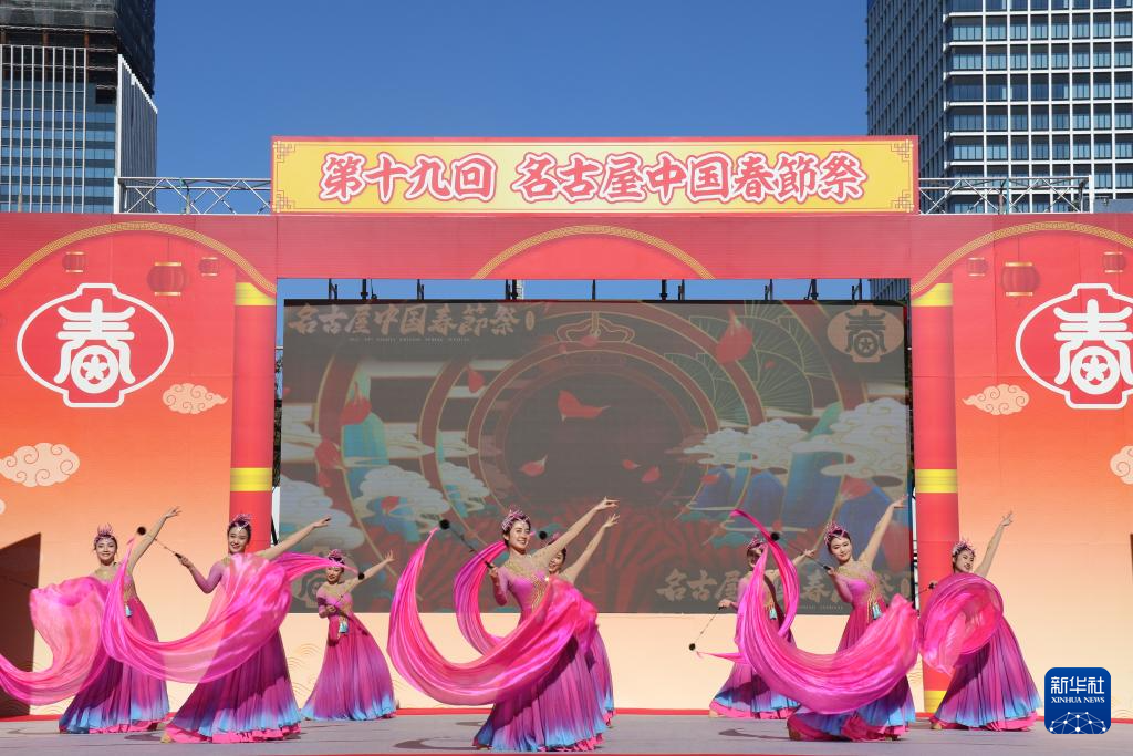1月11日,在日本名古屋市,重庆两江艺术团的演员在第19届“名古屋中国春节祭”上表演。新华社记者 胡晓格 摄 1月11日,在日本名古屋市,重庆两江艺术团的演员在第19届“名古屋中国春节祭”上表演。新华社记者 胡晓格 摄