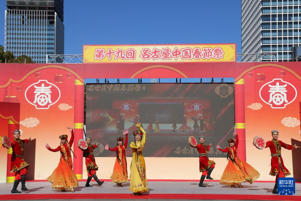1月11日,在日本名古屋市,新疆喀什地区歌舞剧团的演员在第19届“名古屋中国春节祭”上表演。新华社记者 胡晓格 摄 1月11日,在日本名古屋市,新疆喀什地区歌舞剧团的演员在第19届“名古屋中国春节祭”上表演。新华社记者 胡晓格 摄