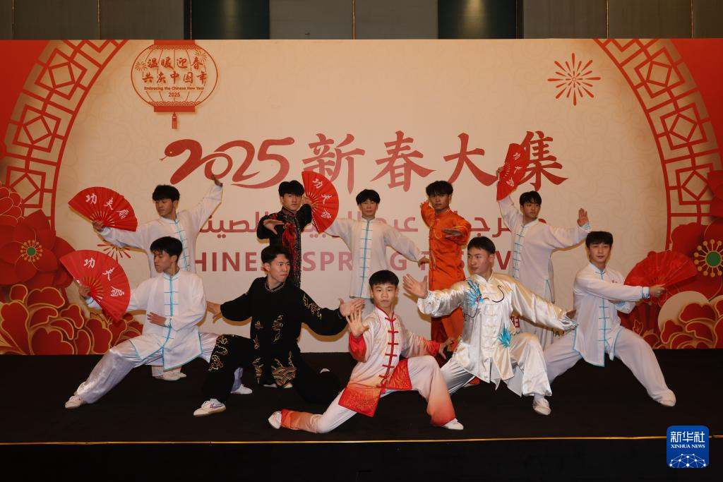 1月11日,在沙特阿拉伯首都利雅得文化宫举行的“新春大集”活动上,演员表演中国武术。新华社记者 王海洲 摄 1月11日,在沙特阿拉伯首都利雅得文化宫举行的“新春大集”活动上,演员表演中国武术。新华社记者 王海洲 摄