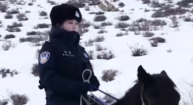 山东潍坊“00后”女警首次策马巡边