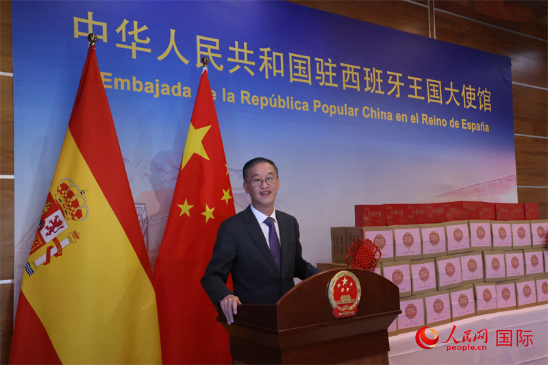 1- 1月14日,驻西班牙使馆举行2025年“温暖迎春·共庆中国年”“春节包”发放仪式。姚敬大使出席并致辞。摄影 许海林 1- 1月14日,驻西班牙使馆举行2025年“温暖迎春·共庆中国年”“春节包”发放仪式。姚敬大使出席并致辞。摄影 许海林