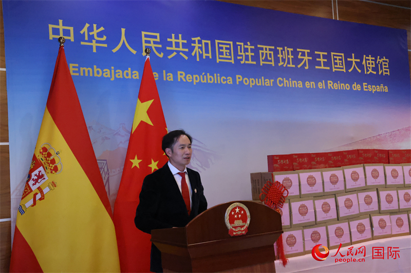 2- 西班牙南部华侨华人协会会长傅正洪代表侨团发言。摄影 许海林 2- 西班牙南部华侨华人协会会长傅正洪代表侨团发言。摄影 许海林
