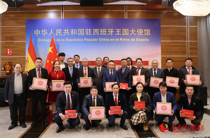 “春节包”发放仪式现场合影。 “春节包”发放仪式现场合影。