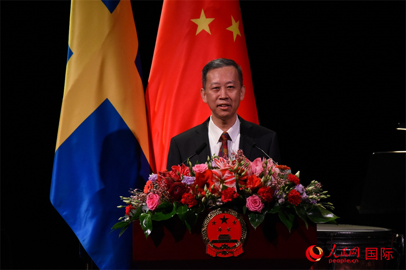 中国驻瑞典大使崔爱民在新春招待会上致辞。人民网记者 殷淼摄 中国驻瑞典大使崔爱民在新春招待会上致辞。人民网记者 殷淼摄