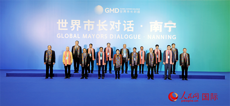 在南宁国际会展中心金桂花厅外,参加活动的中国和东盟国家市长合影留念。人民网记者 赵益普摄 在南宁国际会展中心金桂花厅外,参加活动的中国和东盟国家市长合影留念。人民网记者 赵益普摄