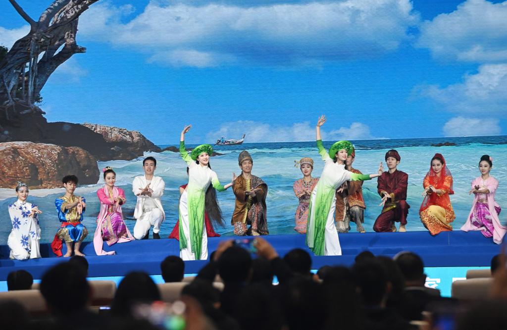 这是1月16日,在南宁国际会展中心,演员在“世界市长对话·南宁”活动间隙表演节目。新华社记者 陆波岸 摄 这是1月16日,在南宁国际会展中心,演员在“世界市长对话·南宁”活动间隙表演节目。新华社记者 陆波岸 摄