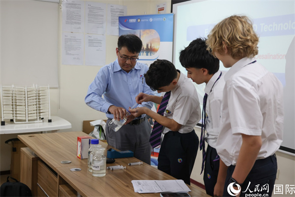 学生参与海水淡化技术实验。人民网记者 任皓宇摄 学生参与海水淡化技术实验。人民网记者 任皓宇摄