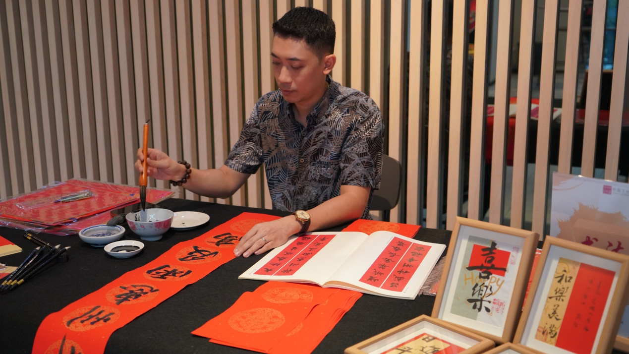 晚会上的书法体验。吉隆坡中国文化中心供图 晚会上的书法体验。吉隆坡中国文化中心供图