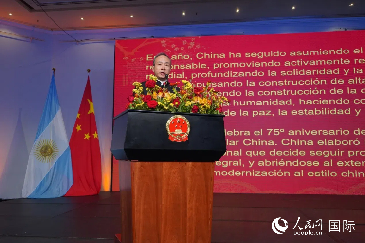 图为中国驻阿根廷大使王卫在招待会上致辞。人民网记者 许放摄 图为中国驻阿根廷大使王卫在招待会上致辞。人民网记者 许放摄