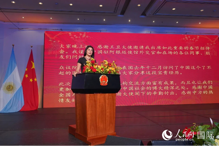 图为阿众议院阿中友好小组主席桑迪兰在招待会上致辞。人民网记者 许放摄 图为阿众议院阿中友好小组主席桑迪兰在招待会上致辞。人民网记者 许放摄