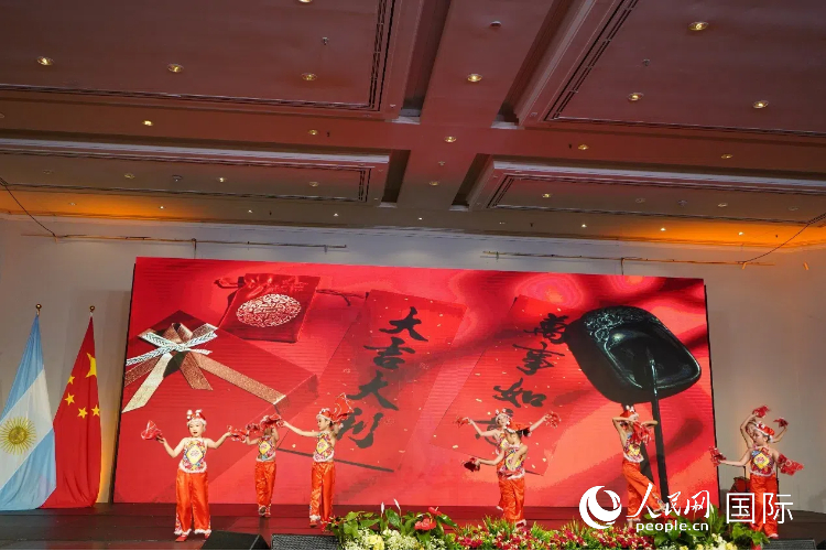 图为招待会现场演出。人民网记者 许放摄 图为招待会现场演出。人民网记者 许放摄