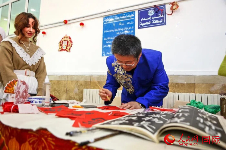 书法展示。人民网 纳达尔·达乌德摄 书法展示。人民网 纳达尔·达乌德摄