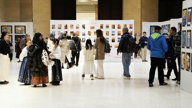 嘉宾现场参观国际画展。主办方供图 嘉宾现场参观国际画展。主办方供图