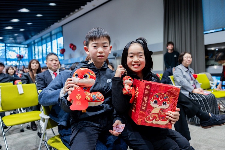 抽中“欢春吉祥蛇”的幸运小观众。 抽中“欢春吉祥蛇”的幸运小观众。