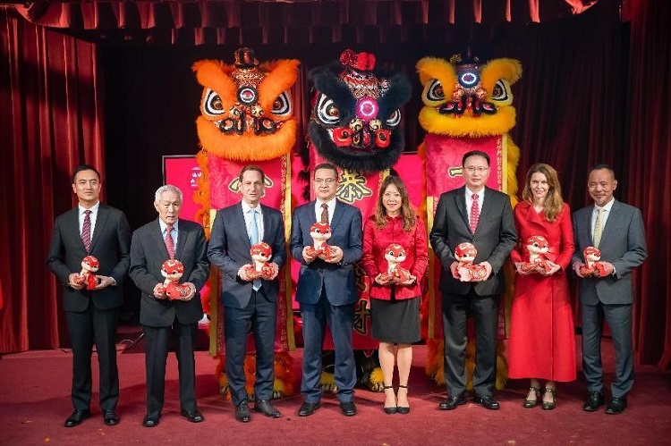 中国驻旧金山代总领事杨守征(左4)和旧金山市新任市长罗伟(左3)、加州财务长马世云(左5)等嘉宾在新春招待会合影。主办方供图 中国驻旧金山代总领事杨守征(左4)和旧金山市新任市长罗伟(左3)、加州财务长马世云(左5)等嘉宾在新春招待会合影。主办方供图
