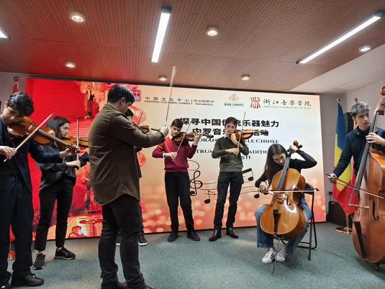 罗马尼亚学生献上表演。布加勒斯特中国文化中心供图。 罗马尼亚学生献上表演。布加勒斯特中国文化中心供图。