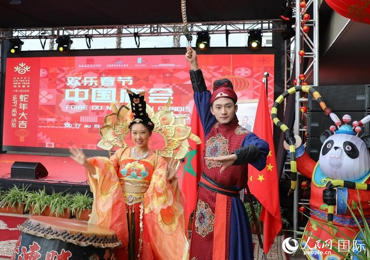 庙会演出。舒艾卜·布拉达摄 庙会演出。舒艾卜·布拉达摄