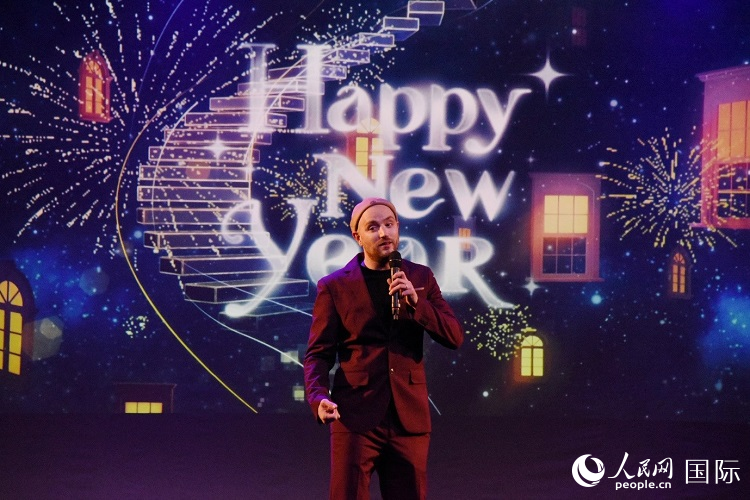 瑞典籍歌手天木演唱歌曲《Happy New Year》。人民网记者 殷淼摄 瑞典籍歌手天木演唱歌曲《Happy New Year》。人民网记者 殷淼摄