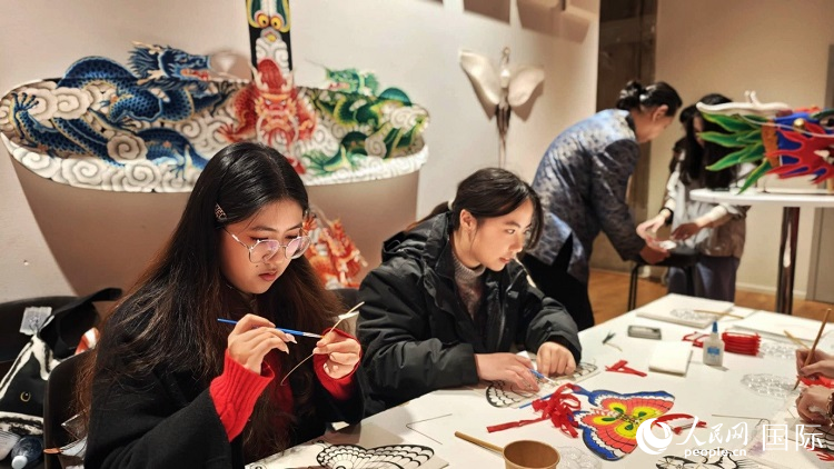 体验非遗文化“制作小风筝”。人民网记者 殷淼摄 体验非遗文化“制作小风筝”。人民网记者 殷淼摄