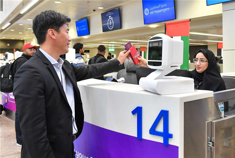 1月22日,迪拜免税店联合迪拜移民局向入境中国旅客赠送新年贺礼。迪拜移民局供图 1月22日,迪拜免税店联合迪拜移民局向入境中国旅客赠送新年贺礼。迪拜移民局供图