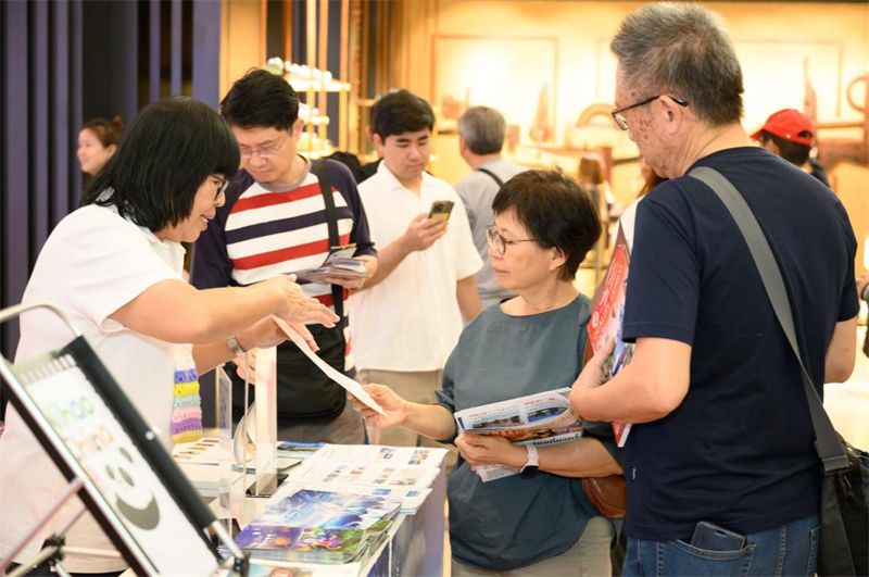 当地居民咨询中国冰雪旅游项目。活动主办方供图 当地居民咨询中国冰雪旅游项目。活动主办方供图