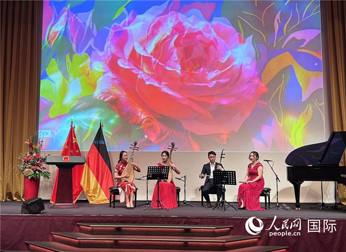 图为旅德艺术家在招待会现场表演节目。余睿摄 图为旅德艺术家在招待会现场表演节目。余睿摄