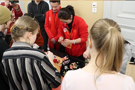 北京艺术家展示非遗制作绒花。中国驻芬兰大使馆供图 北京艺术家展示非遗制作绒花。中国驻芬兰大使馆供图