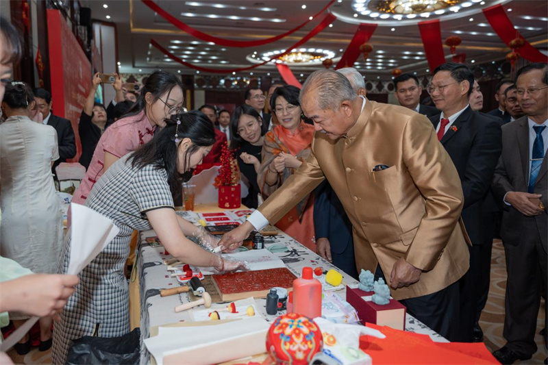活动现场,嘉宾参与中国传统文化体验活动。中国驻老挝大使馆供图 活动现场,嘉宾参与中国传统文化体验活动。中国驻老挝大使馆供图