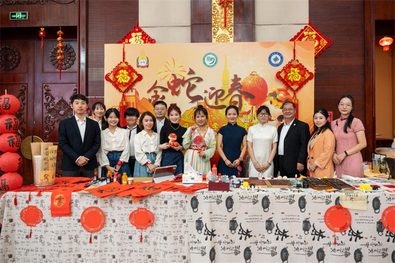 与会者在活动现场合影。中国驻老挝大使馆供图 与会者在活动现场合影。中国驻老挝大使馆供图