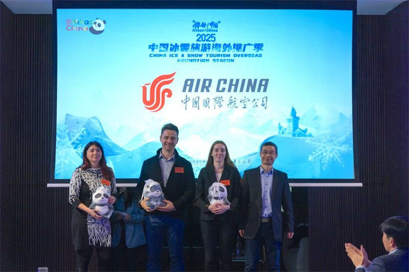 幸运观众领取奖品。中国驻布达佩斯旅游办事处供图 幸运观众领取奖品。中国驻布达佩斯旅游办事处供图