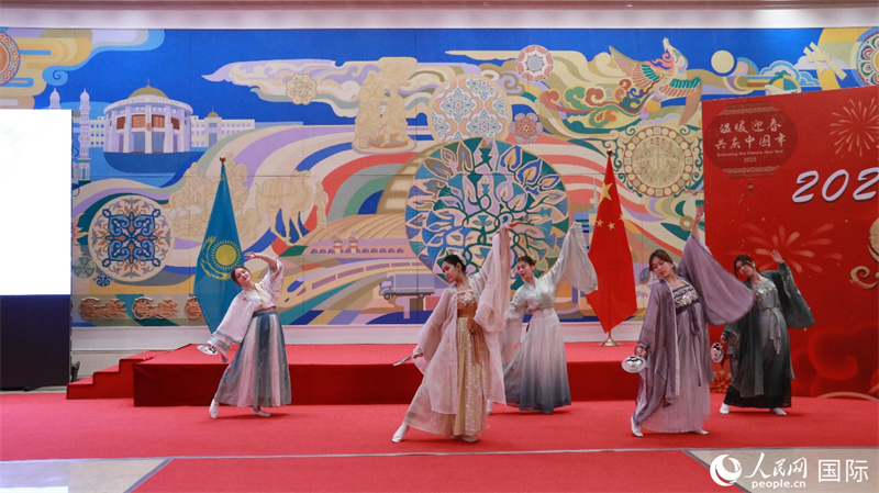 欧亚大学师生表演中国传统舞蹈。人民网记者李强摄 欧亚大学师生表演中国传统舞蹈。人民网记者李强摄