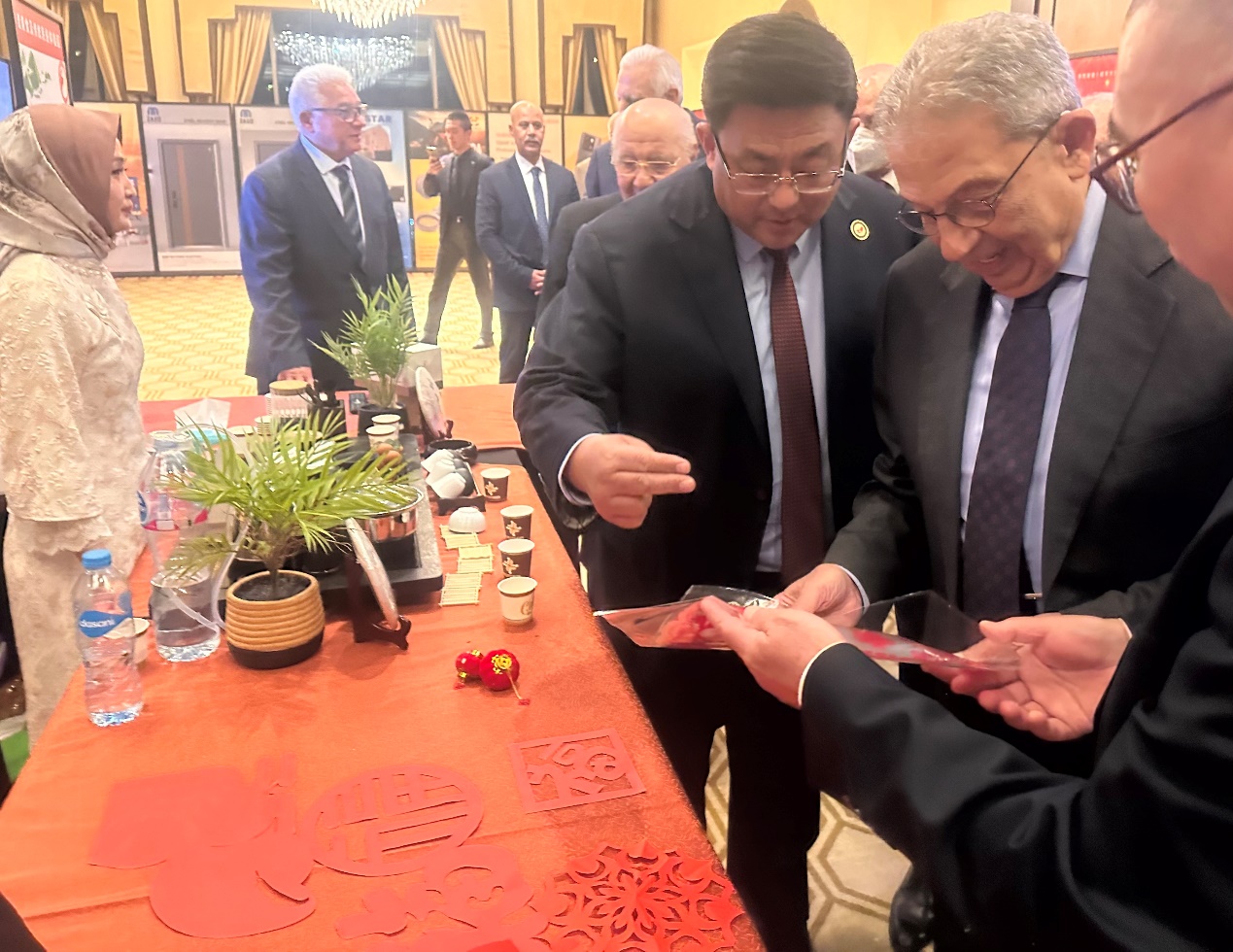 埃中企业家协会副会长王革为阿盟前秘书长阿鲁姆·穆萨等埃及嘉宾介绍中国春节民俗剪窗花。2025旅埃华侨华人春节联欢晚会组委会供图 埃中企业家协会副会长王革为阿盟前秘书长阿鲁姆·穆萨等埃及嘉宾介绍中国春节民俗剪窗花。2025旅埃华侨华人春节联欢晚会组委会供图
