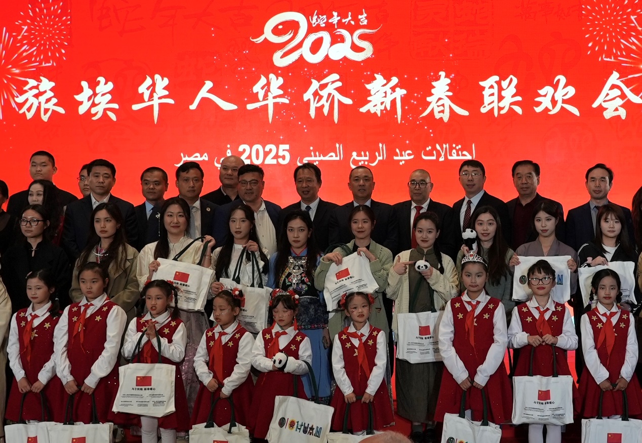 赵岩参赞、赵培健主任代表使馆为侨胞们送上“新春暖心包”。2025旅埃华侨华人春节联欢晚会组委会供图 赵岩参赞、赵培健主任代表使馆为侨胞们送上“新春暖心包”。2025旅埃华侨华人春节联欢晚会组委会供图
